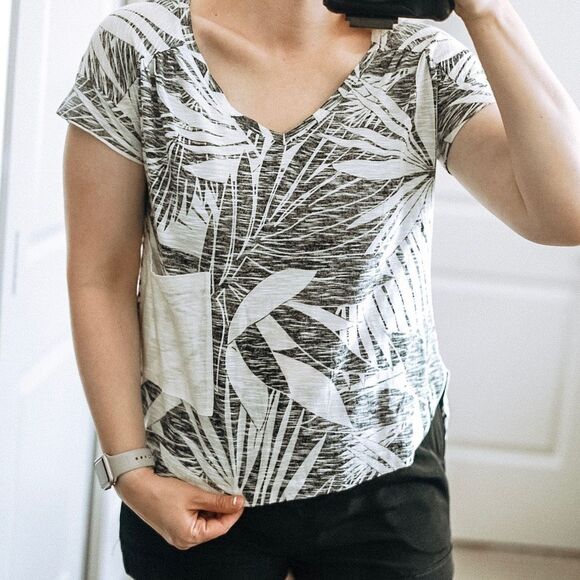 Roxy Serenity Now Palm Print Pattern Hawaiian Tropical Split Hem Pocket Tee XS - Picture 3 of 6